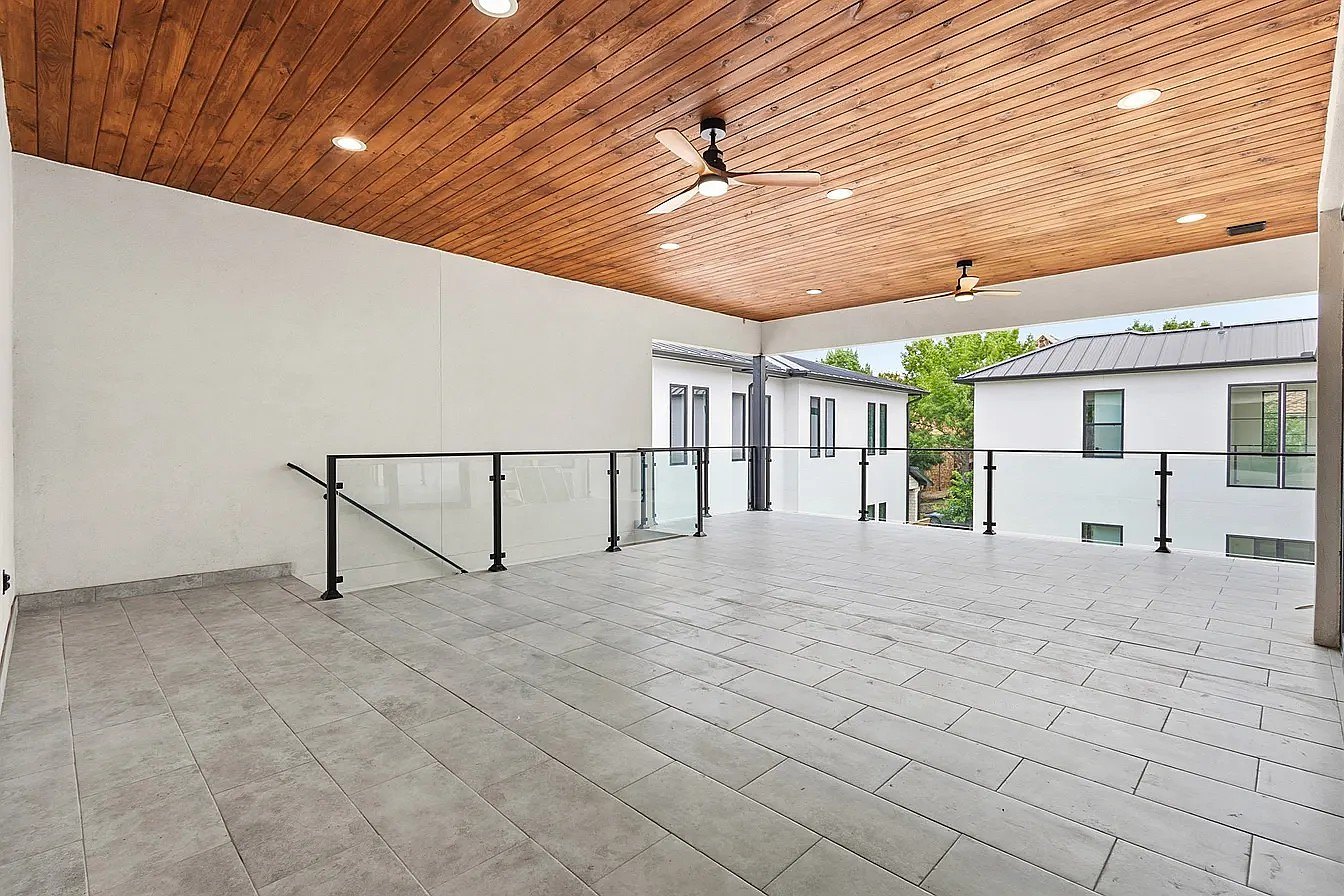Upper covered terrace
